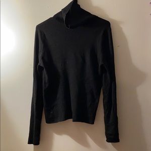 BLACK TURTLENECK